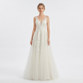 Nuvara | Nadina | Vestido de Novia Largo Escote en V Encaje Floral Falda Tul