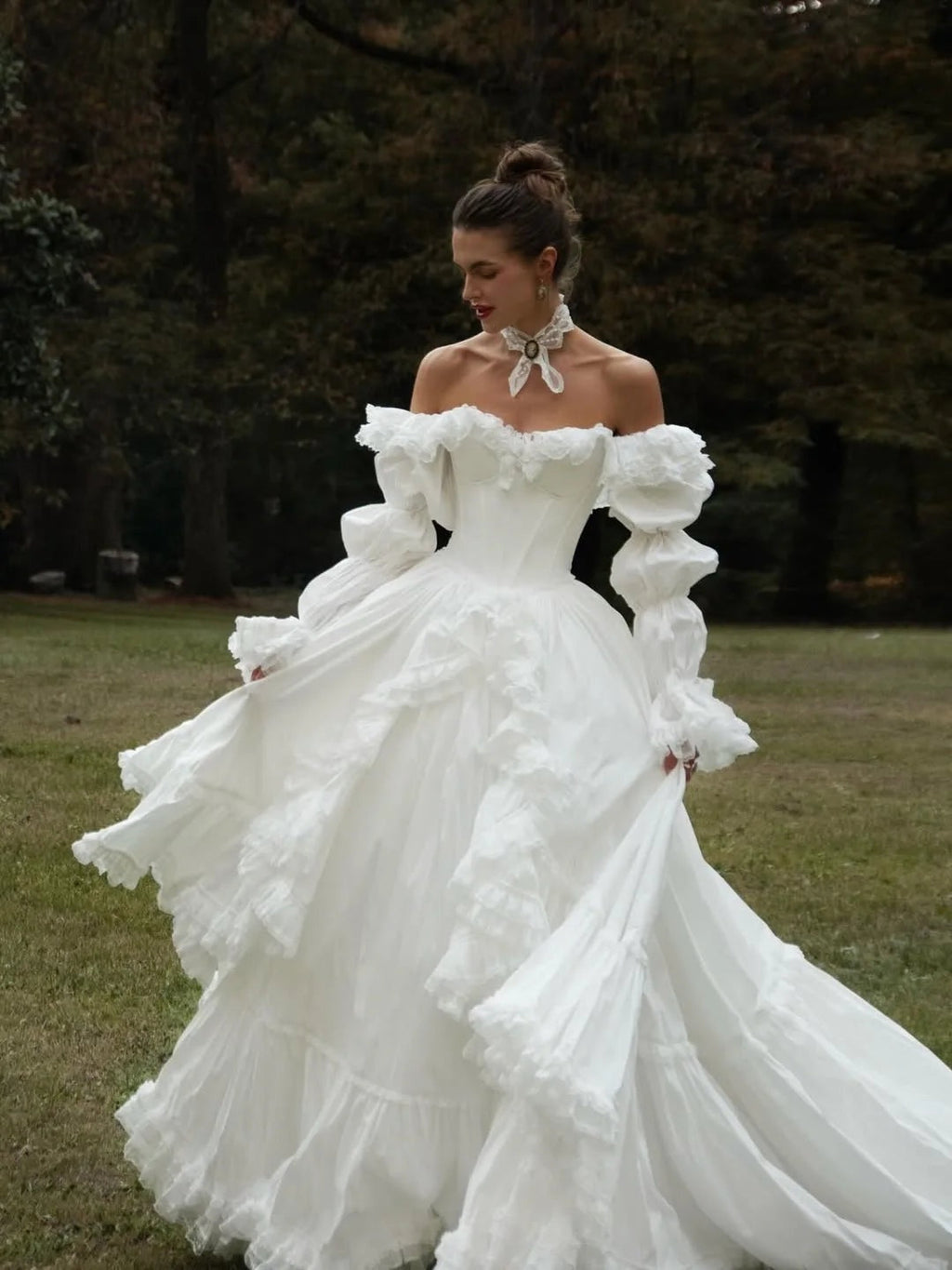 Nuvara | Ariadna | Vestido de Novia Princesa con Volantes Mujer Manga Larga Hombros Descubiertos