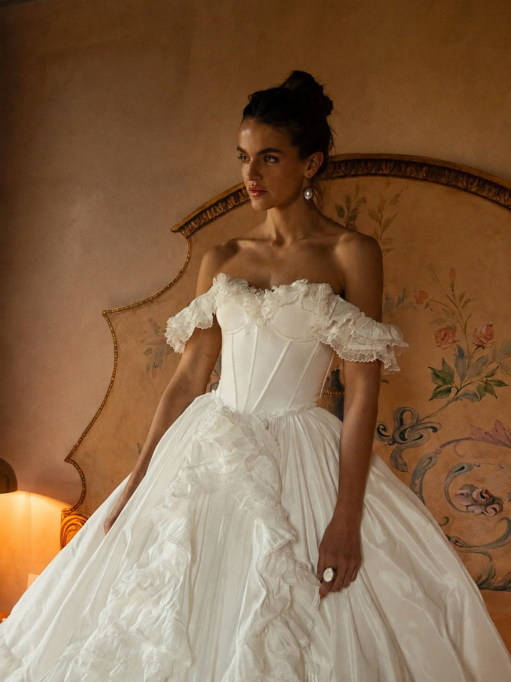 Nuvara | Ariadna | Vestido de Novia Princesa con Volantes Mujer Manga Larga Hombros Descubiertos