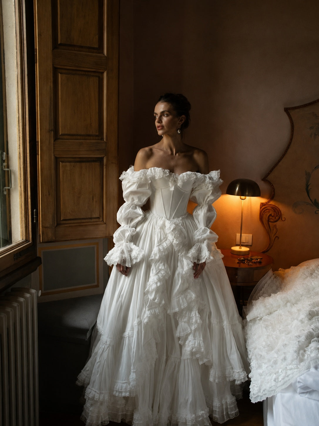 Nuvara | Ariadna | Vestido de Novia Princesa con Volantes Mujer Manga Larga Hombros Descubiertos