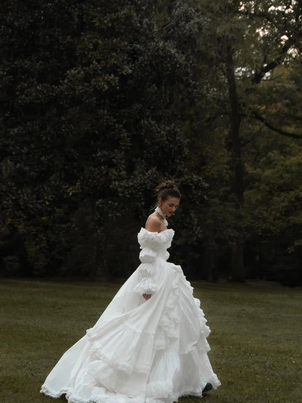 Nuvara | Ariadna | Vestido de Novia Princesa con Volantes Mujer Manga Larga Hombros Descubiertos