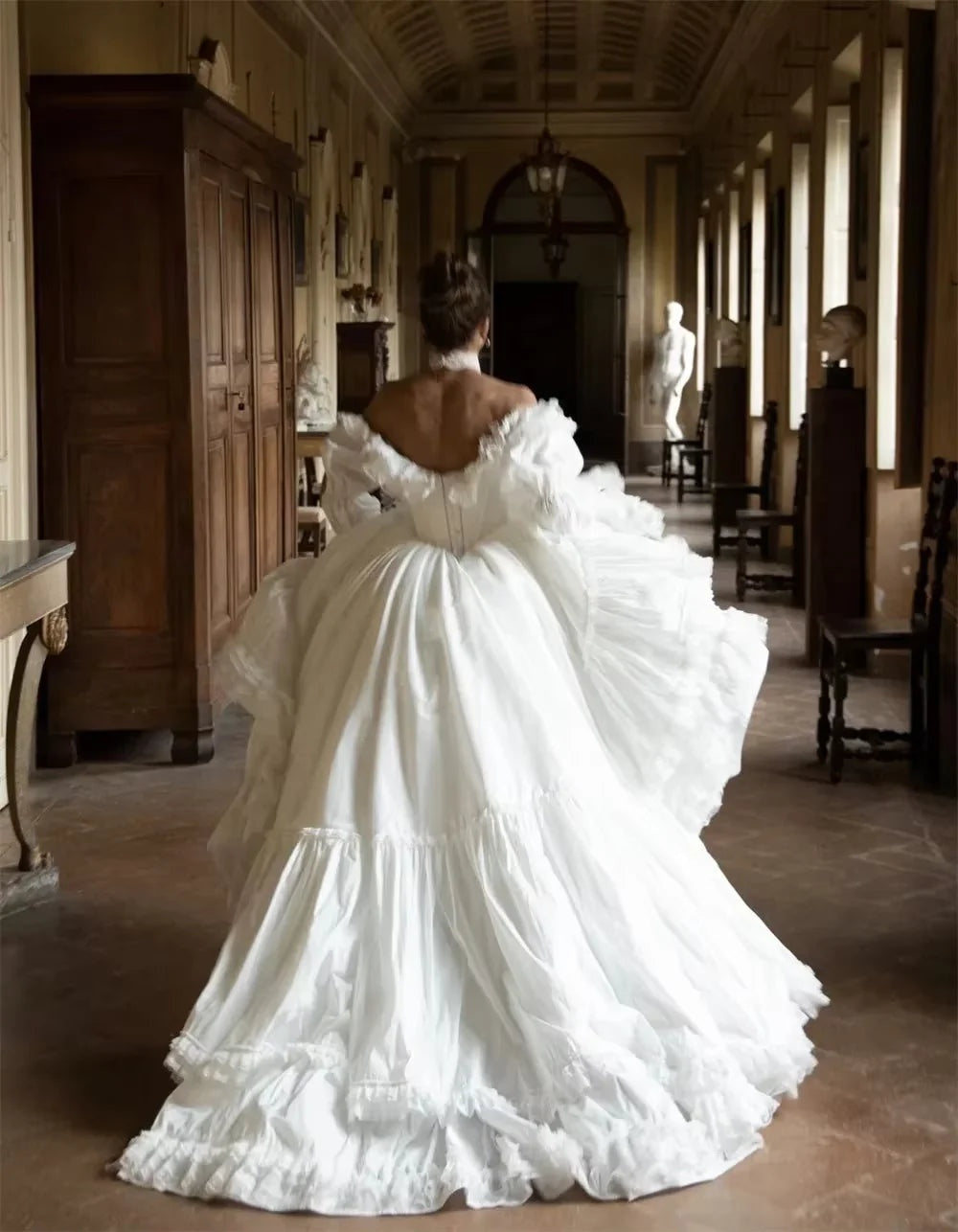 Nuvara | Ariadna | Vestido de Novia Princesa con Volantes Mujer Manga Larga Hombros Descubiertos