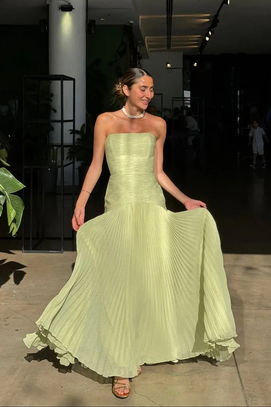 Nuvara | Candela | Vestido Largo Plisado Palabra de Honor Mujer