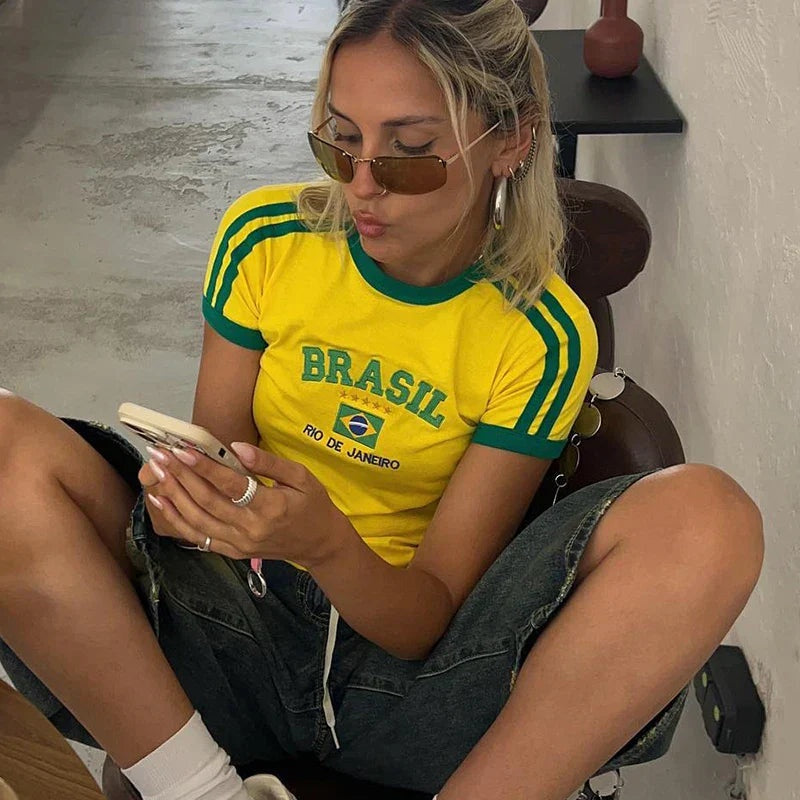 Leire | Camiseta Crop Top Deportiva Retro Mujer Estampado Brasil
