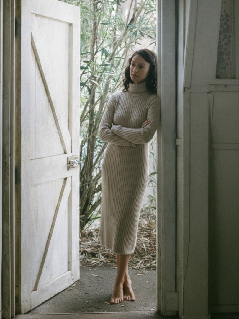Nuvara | Montserrat | Vestido Corto de Punto Acanalado Mujer Cuello Alto Manga Larga