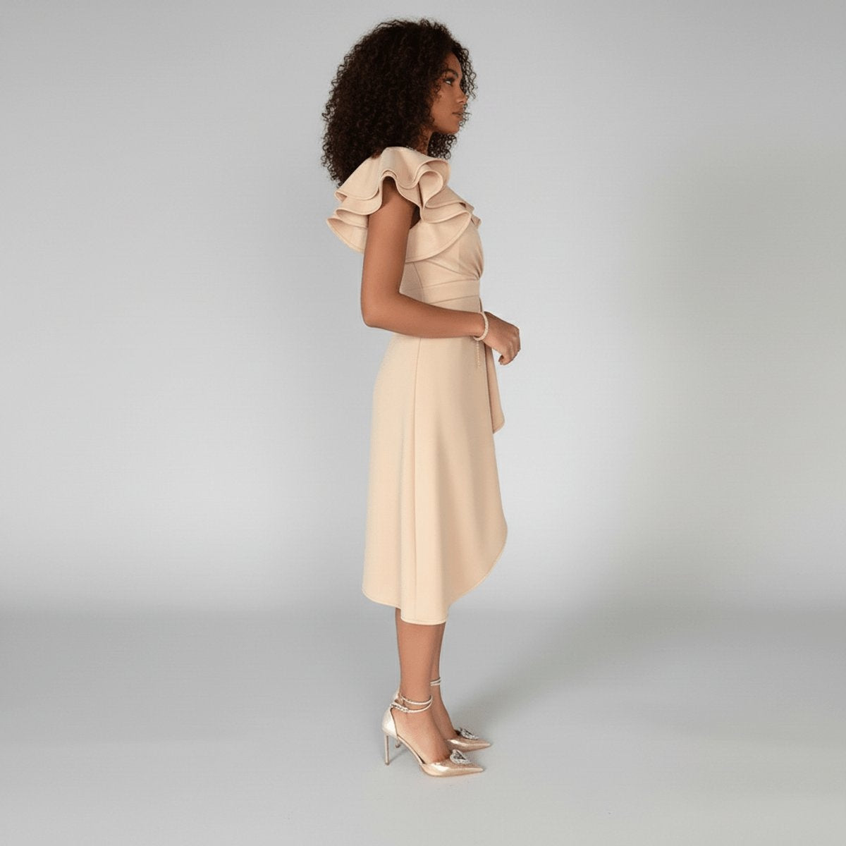 Nuvara | Remedios | Vestido Invitada Otoño con Volantes Mujer Escote V Asimétrico